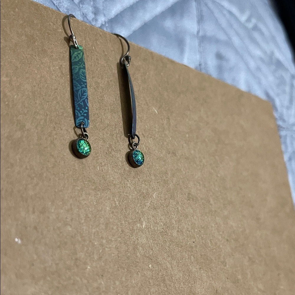 Holly Yashi Niobium and Dichroic Glass, Blue and Green Dangle Earrings! - Picture 6 of 11